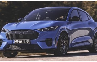 Les tapis de sol Ford Mustang Mach-E (2020-présent) logo Hybride